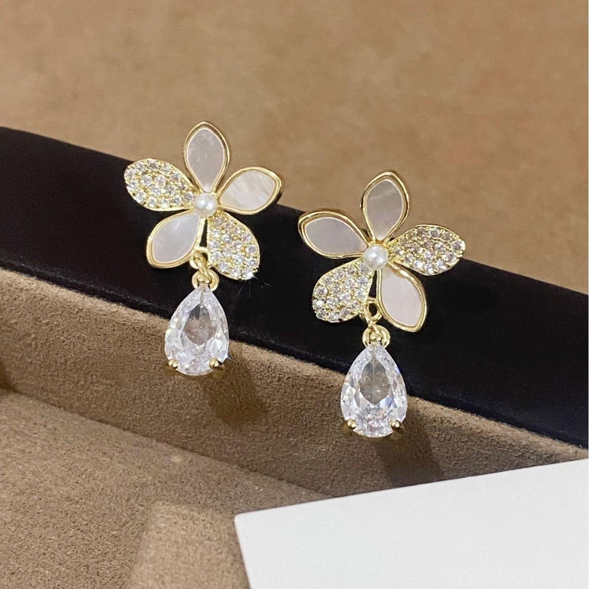 Elegant French Shell & Zircon Flower Stud Earrings for Women – Exquisite, Simple, High-End Niche Fashion