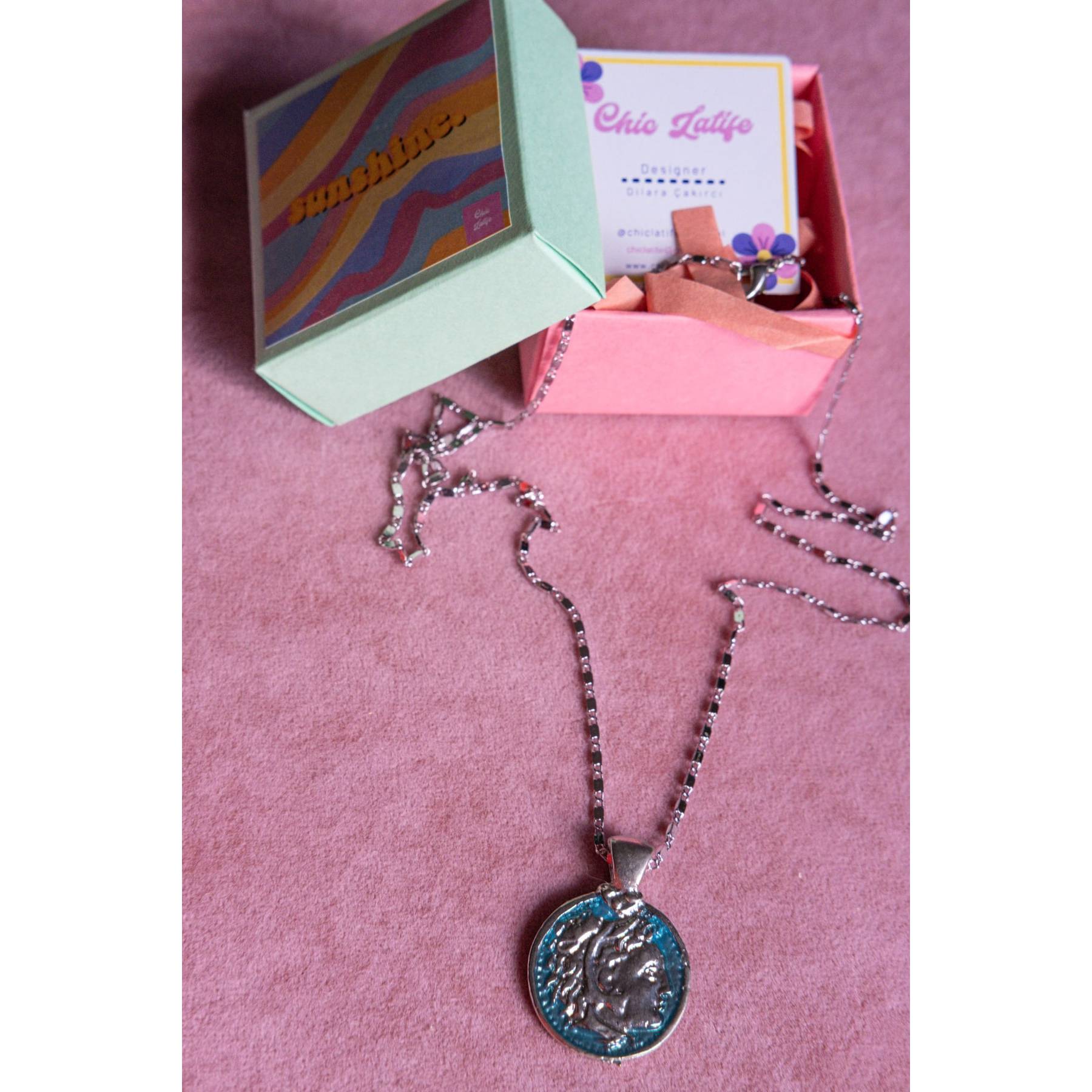 

Ожерелье-цепочка с медальоном