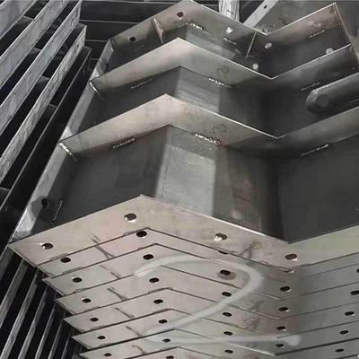 Stahlform für Fundamentbalken eines vorgefertigten Betonhauses auf dem Land