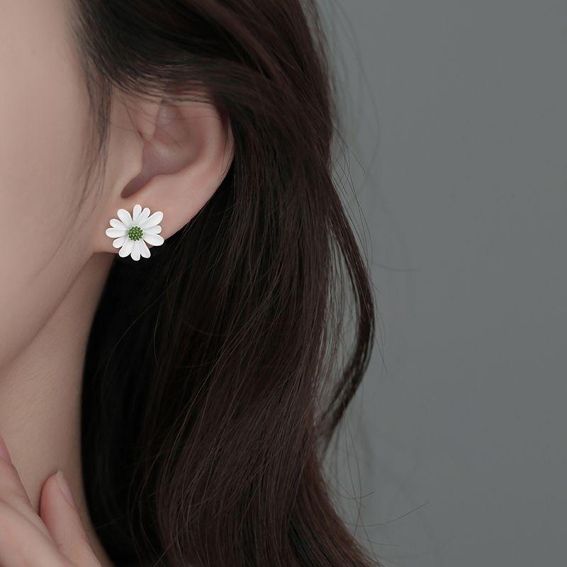Elegant Asymmetrical Daisy Flower Stud Earrings Are A Charming Gift for Women.