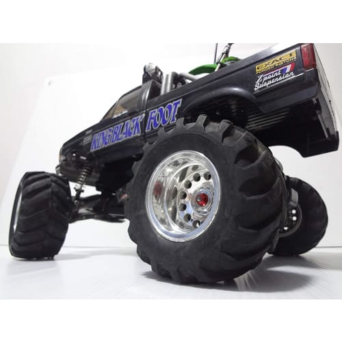 Set of 8 Lightweight Aluminum Wheel Nuts (4 Blue, 4 Red) for Tamiya 10/1 Scale Vehicles. Includes Plastic Flanges. Ideal for Weight Reduction and Dres