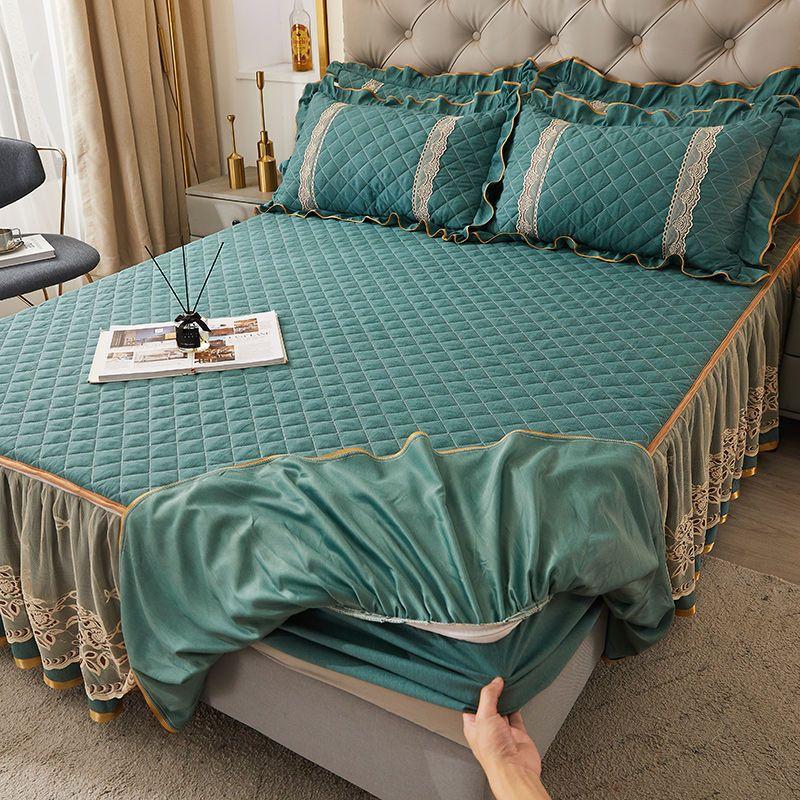 3er Set Herbst/Winter Verdicktes Kunstkristall Samt Stepp Herz Patchwork + Erhöhte Spitzenschicht mit Trägern: 1 Stück Bettrock + 2 Stück Kissenbezüge