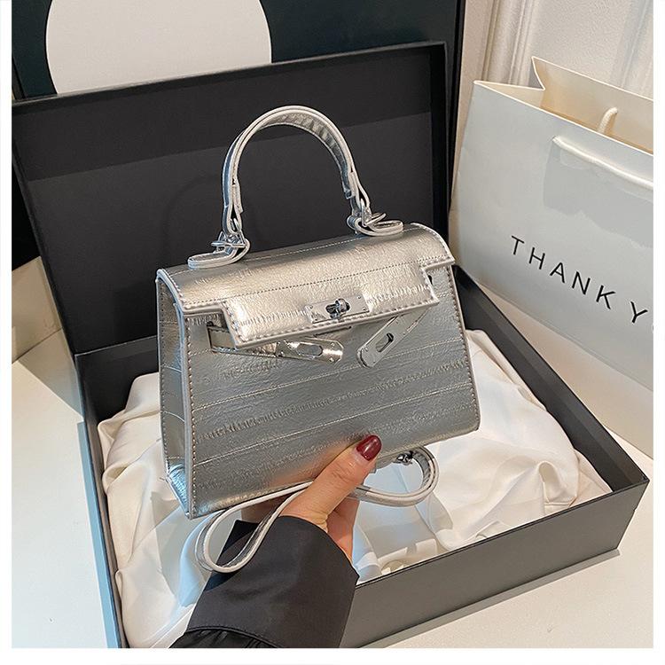 

Сумка Женская 2025 Лето Новая Модная Премиальная Текстурированная Сумка через Плечо с Косым Ремнем с Крокодиловым Узором Портативная Маленькая Квадратная Сумка Сумка Келли 20*6*14 серебряный