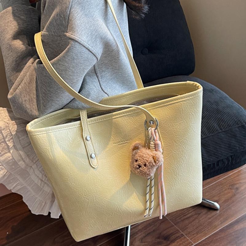 Large-capacity commuter tote bag 2025 summer new fashion trendy temperament shoulder bag hand-scratched armpit bag