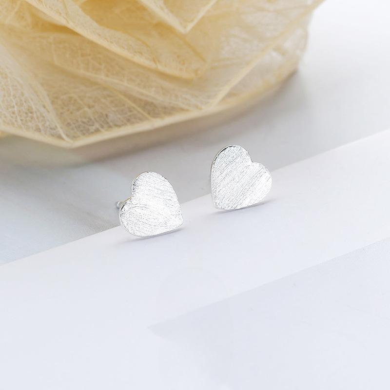 Boucles d'oreilles brossées Love, votre sens du design de niche simple, tempérament de bague en forme de cœur, boucles d'oreilles vent froid.
