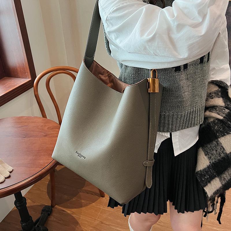Retro large-capacity tote bag women's 2025 new textured bucket bag to work commuter bag shoulder messenger bag