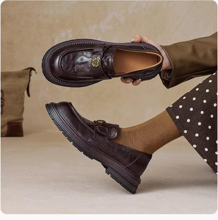 Retro Black Camellia Loafers: Pleated Leather, Thick Sole, Slip-on British Style