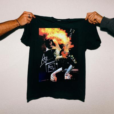 Ace Frehley podpísané Klasické Smokingové Gitarové Tričko Všetky Veľkosti Unisex Tričko US1645 Unisex Tričko