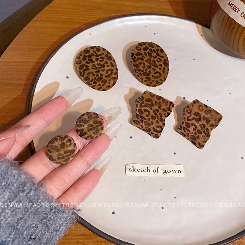 Vintage Maillard Leopard Print Flocking Stud Earrings Women's Light Luxury Earrings Autumn and Winter Ear Jewelry