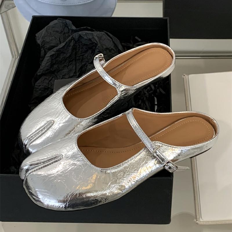 

Fashion 2025 New Style Split Toe Slippers Women Summer Light Non-slip Belt Buckle Design Mules Shoes Cute Soft Leather Flats Loafers 35 серебряный