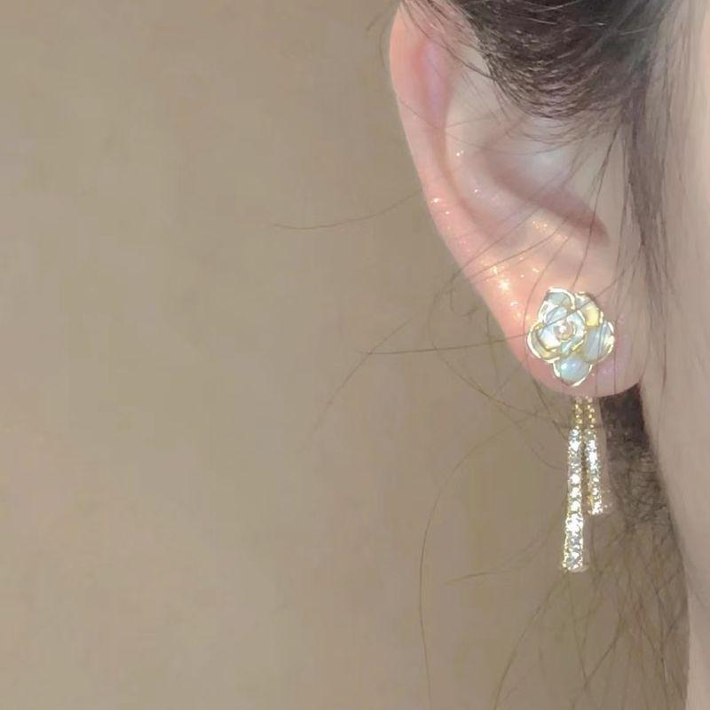 

Classic Style Camellia 925 Silver Needle Niche Style Sweet Elegance Accessible Luxury Classy Ear Studs Earrings Mosquito Coil Ear Clip Women Pair of 925 silver needles