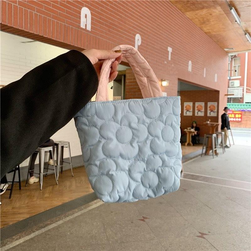 Стильна стьобана сумка-тоут для перекусів та дитячих речей. Ідеально для щоденного використання мамою.