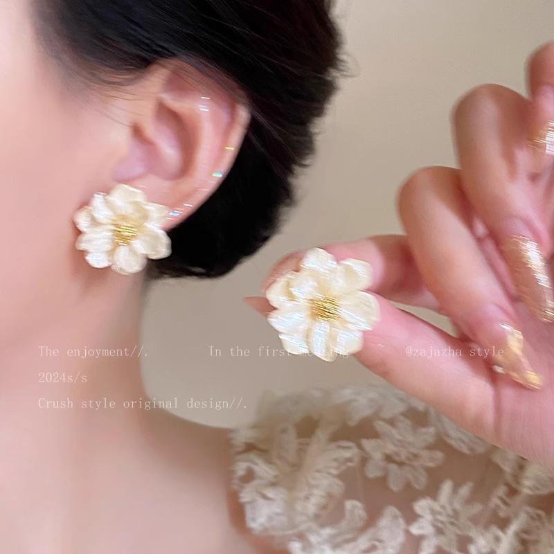 2025 Spring/Summer Floral Pearl Stud Earrings - Elegant Women's Light Luxury Edition