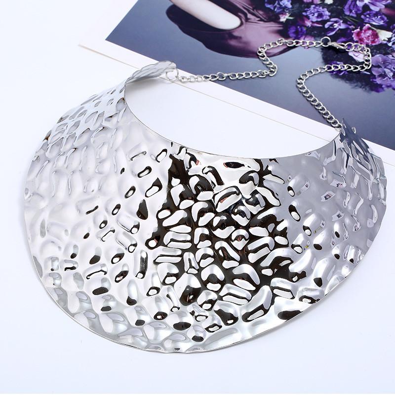 Embossed Fashionable Colorful Metal Disc Design Women Necklace For Style Vintage