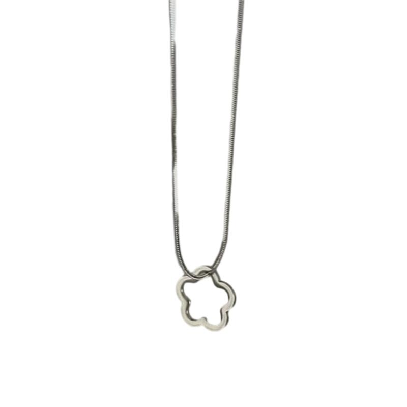 

Fashion Hollow Metal Flower Pendant Necklace Sweet Cool Clavicle Chain Simple Choker Necklace Statement Jewelry 1