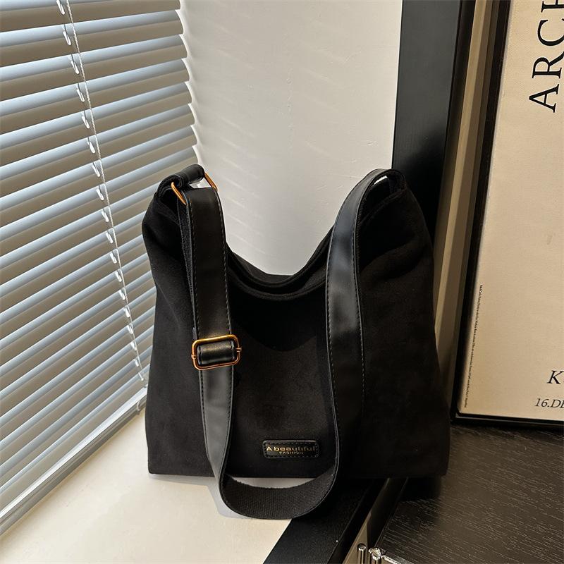 

Retro bag women s large-capacity new autumn and winter versatile shoulder messenger bag commuter tote bag чёрный