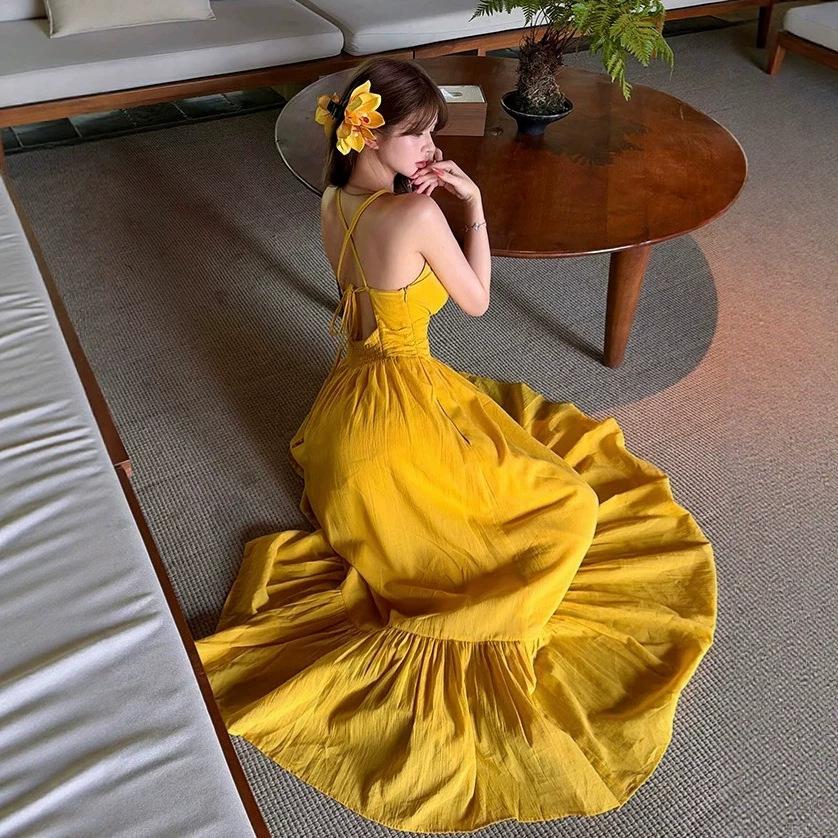 Beautiful yellow v-neck suspender dress for travel and vacation, women's waist and thin swinging seaside dress