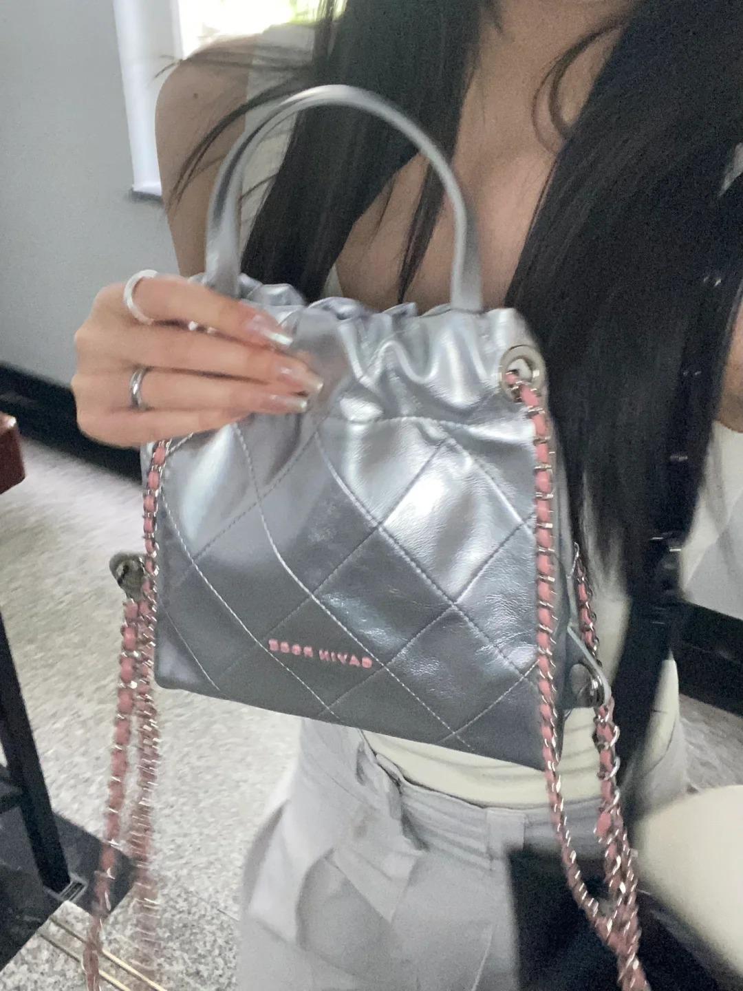 

2024 новый высококачественный нишевый дизайн, портативный рюкзак, маленькая ароматная цепочка, ромбовидная диагональная сумка для женщин серебряный