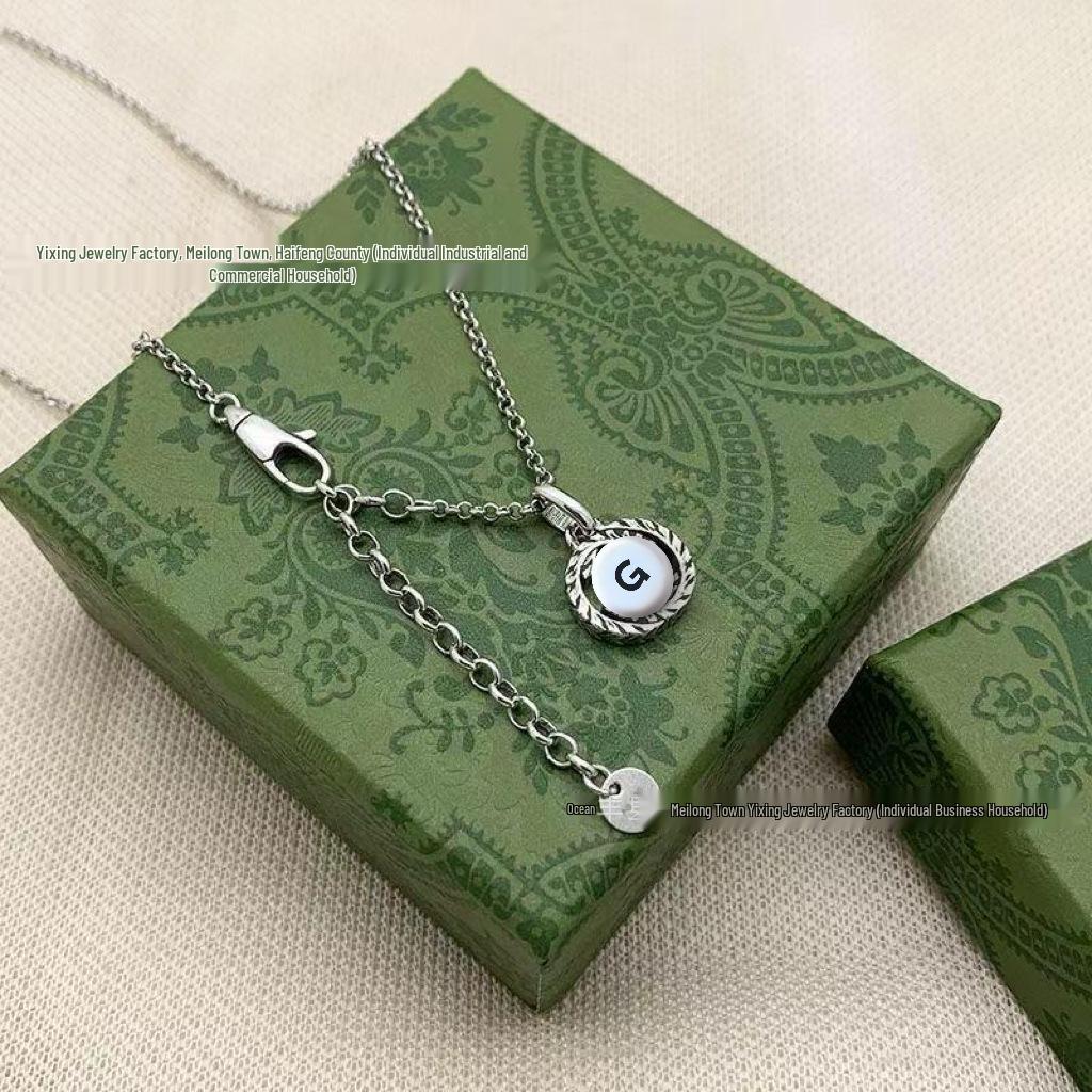 Gu Jia High-End Double G Interlocking Necklace: Stylish Unisex Sweater Chain.