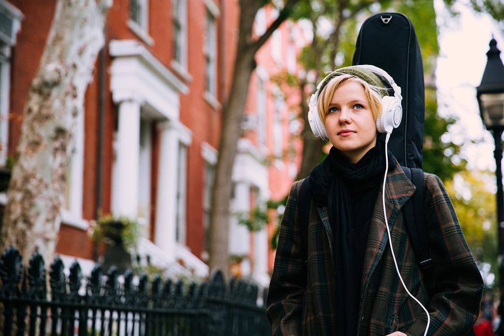 Audio-Technica ATH-M50xWH Professional Monitor Headphones (White) for Studio Recording, Mixing, DJing, and Track Making