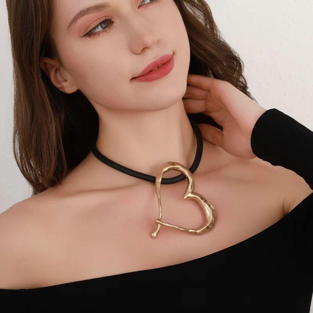 Metal Material Oversized Heart Choker Vintage Style Love Pendant Necklace  Gift