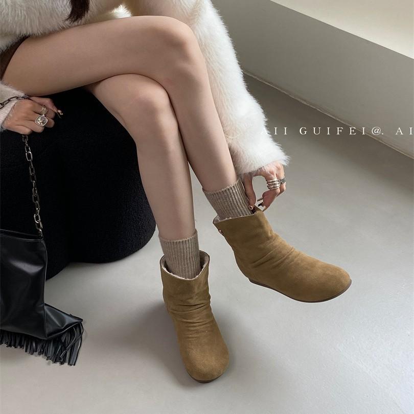 Herbst 2025 neue innenliegende Absatzhöhung Falten kleine kurze Stiefel Damen antike Mode westliche Wildleder-Stiefel Temperament Martin-Stiefel