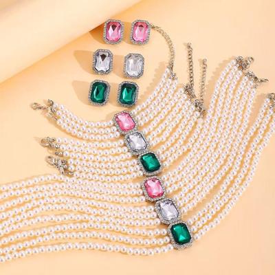 Hepburn Retro Fauxperlen- & Edelstein-Schmuckset: Mehrreihiger Choker, Armband und Ohrstecker für Damen