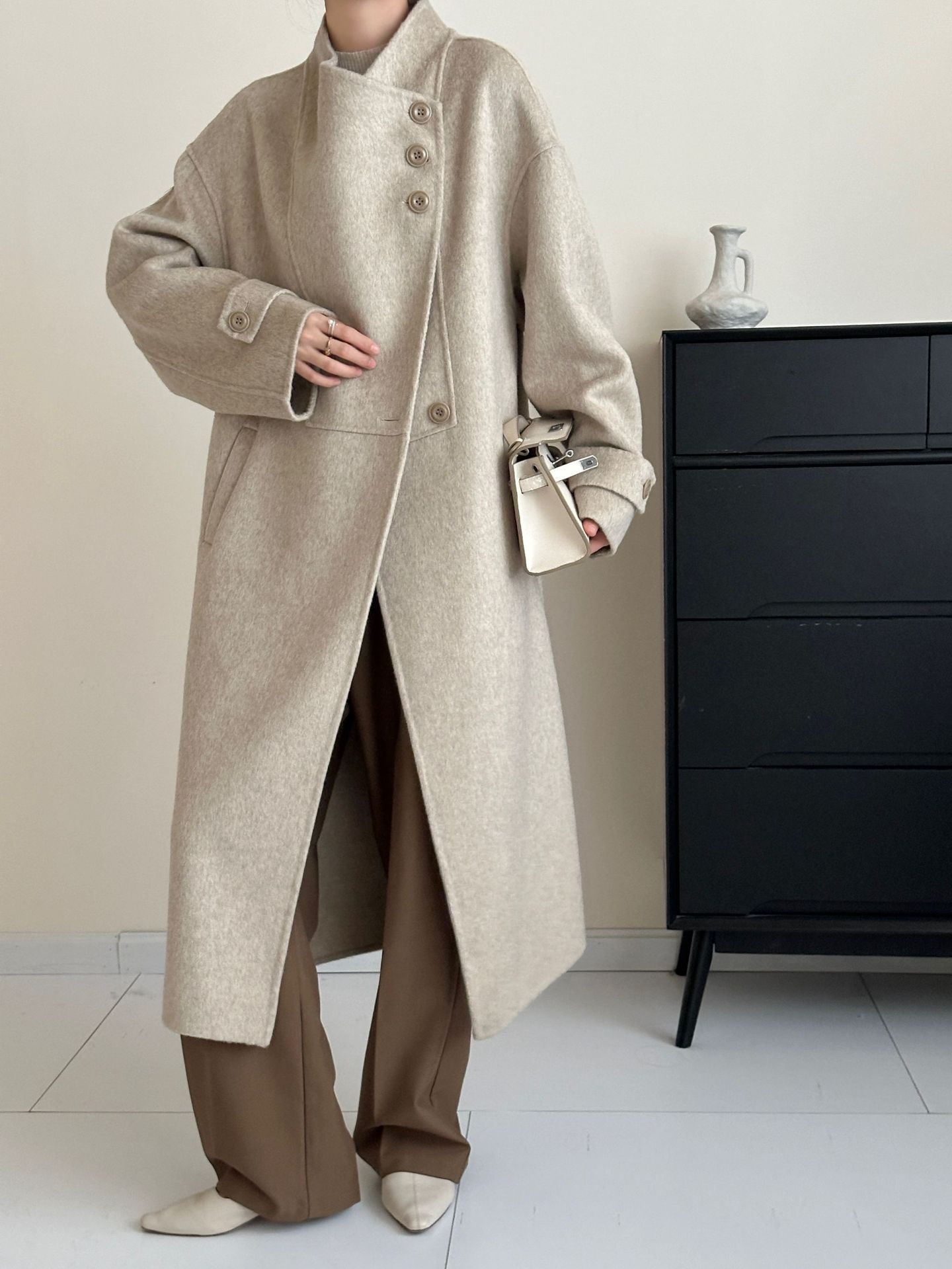 

Кашемировое пальто с воротником-стойкой, однобортное, с рукавами-плечами на нескольких пряжках, удлиненное, двустороннее, из шерсти и кашемира, женское, осенне-зимнее M