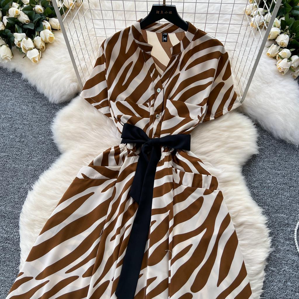 Letní dámské tištěné midi šaty s vintage výstřihem do V, krátkým rukávem a vysokým pasem, áčkové, jednořadé, ležérní šněrovací šaty