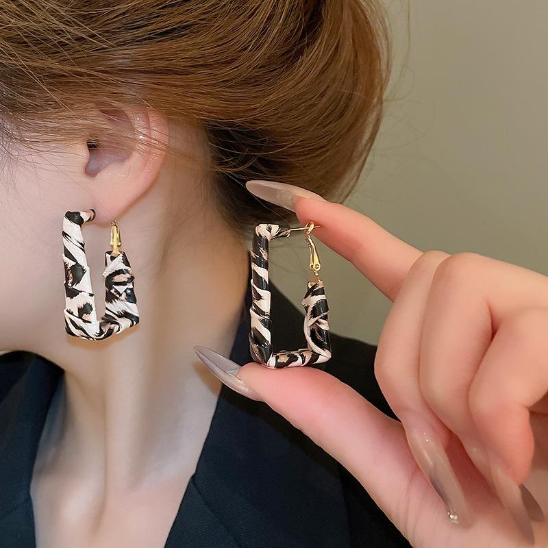 Orecchini a bottone geometrici rotondi con stampa leopardata in resina e pelle con ago d'argento moda autunno e inverno orecchini di nicchia di alta gamma da donna