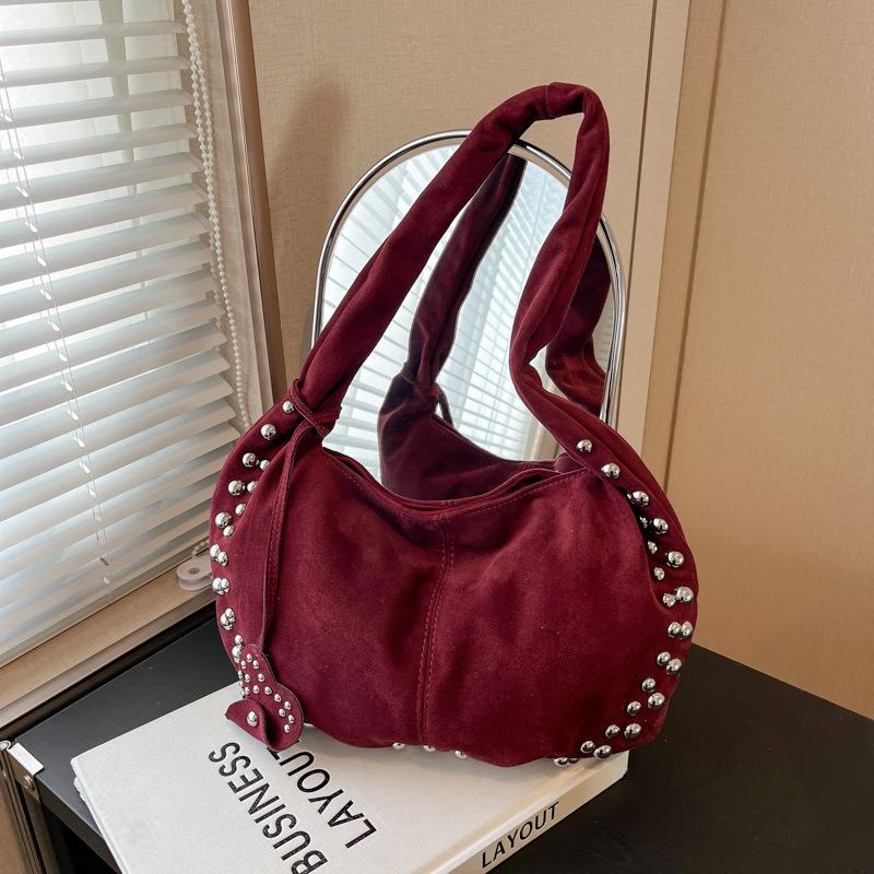 

Wind large capacity rivet bag women s new retro versatile shoulder bag commuter armpit bag бордовый