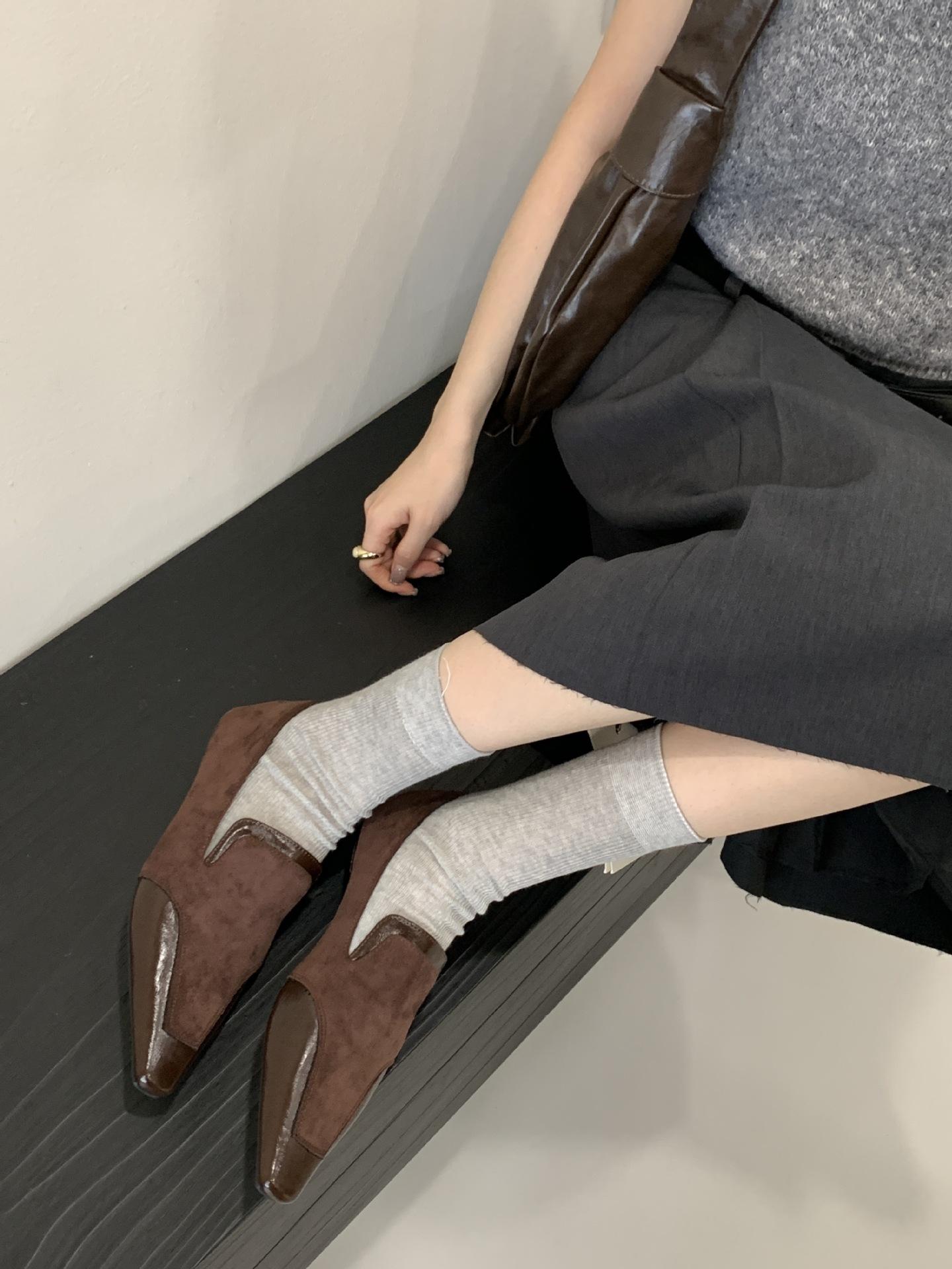 

2025 новые французские туфли-лодочки нишевые на низком каблуке маленькие кожаные туфли с острым носком темпераментные модные универсальные туфли-лодочки женские 39