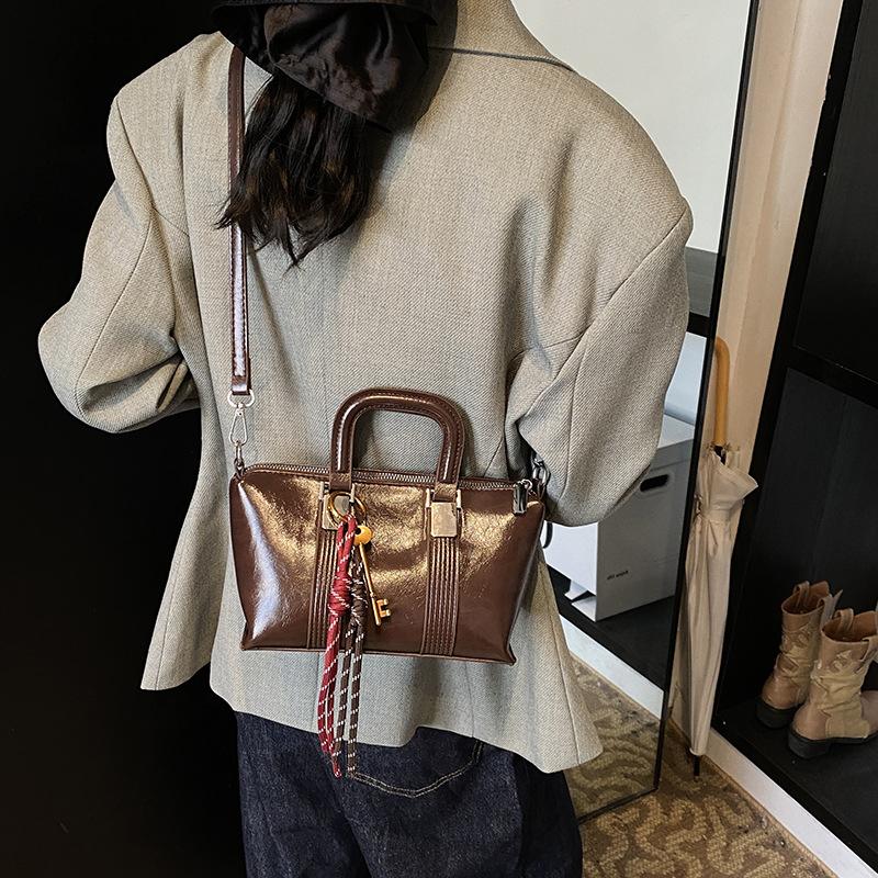 Retro texture small bag women 2025 new portable pillow bag premium versatile commuter messenger bag