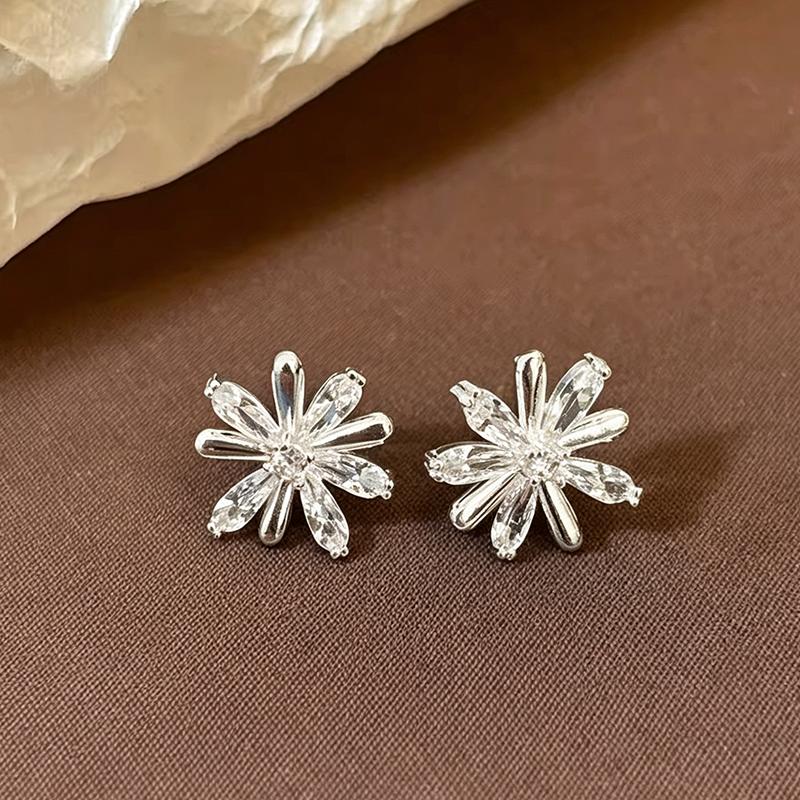 2026 New Design Zircon Metal Interleaved Flower Earrings Women's Sweet Jewelry Daily Versatile Ear Jewelry Girls' Accessories