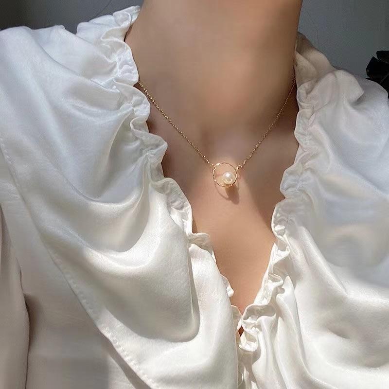 Tide Diamond Bow Necklace, Femininity Niche Design, High-End Light Luxury Collarbone Chain, Girlfriend Pendant.