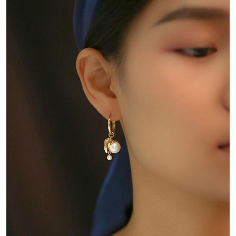Korean Version of The New Pearl Women's Stud Earrings High-end Ear Buckles Pearl Girl Earrings, Art Oil Painting Jewelry