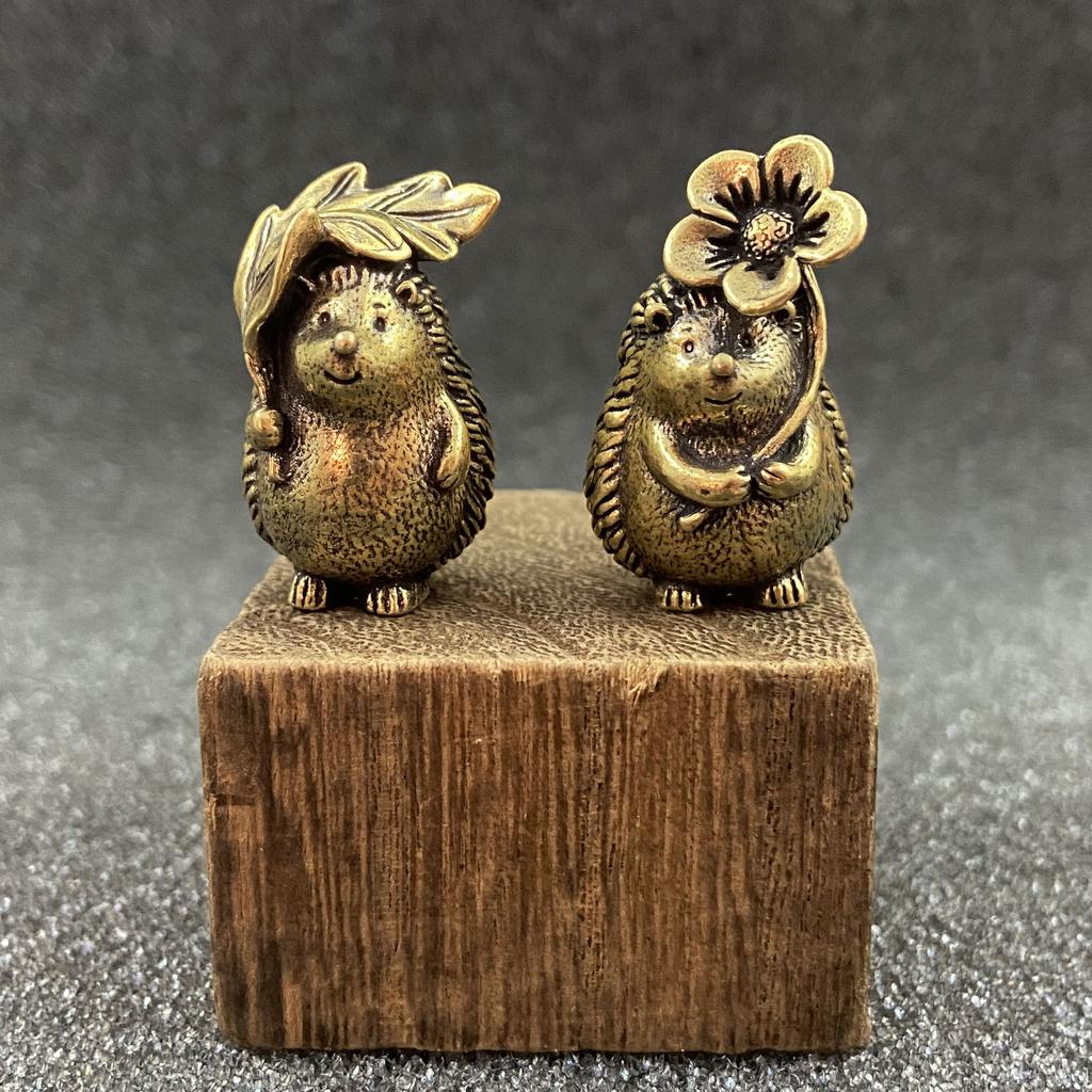 1 Piece Small Hedgehog Flower-Shaped Ornament, Pure Brass Realistic Hedgehog Figurine, Handheld Ornament, Tea Pet, Desktop Antique-Style 