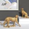 Figurine d'Animal en Résine Modèle Léopard Doré Statue Vive Posture Accroupie ou Courante Ornement pour Meuble TV Entrée Bureau Pendaison de crémaillère Affaires