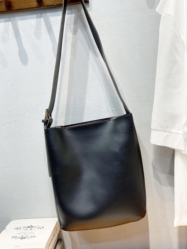New minimalist, trendy and persalized single shoulder bucket bag suitable for daily commuting and short business trips