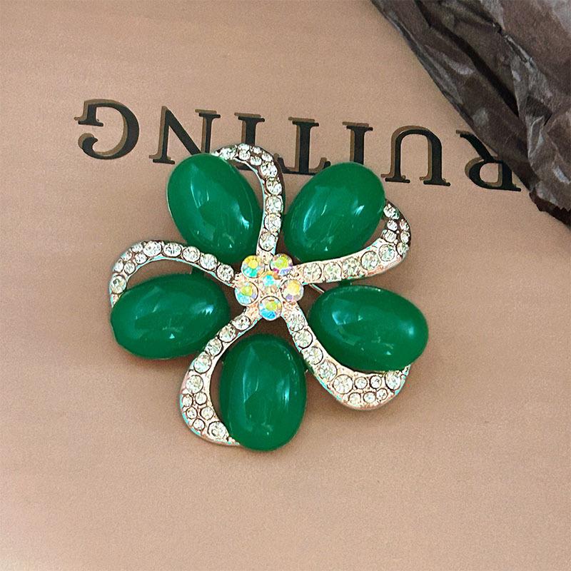 Green Flower Brooch - High-end and Luxurious Accessory for Women, with Anti-glare Function and A Waist-closing Buckle.
