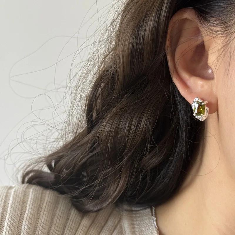 PONYKISS Srebrne Kolczyki Sztyfty z Zielonym Cyrkonem dla Kobiet Minimalistyczne Modne Delikatne Nieregularne Geometryczne Akcesoria