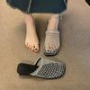 Ny stil av flip-flops med platt sula, vävda tåskydd och halvtofflor