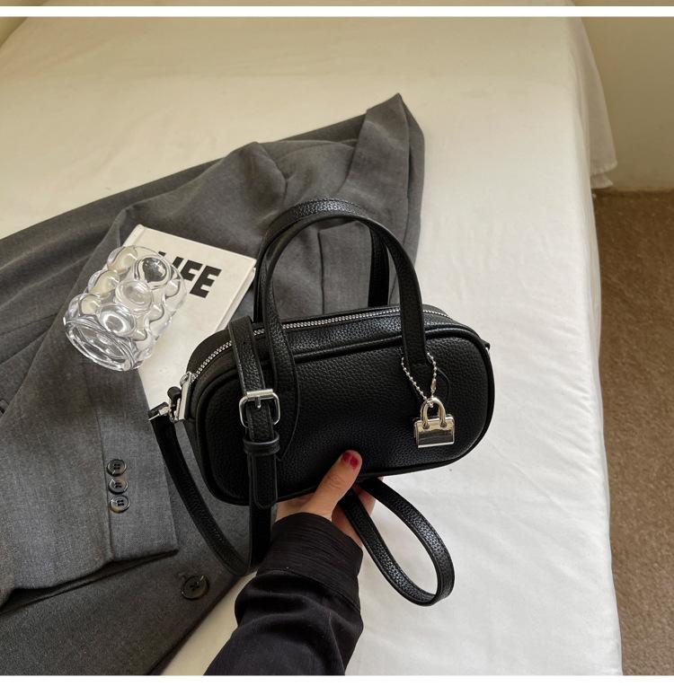 

High-end niche bag women s new fashion messenger bag niche versatile portable pillow bag чорний