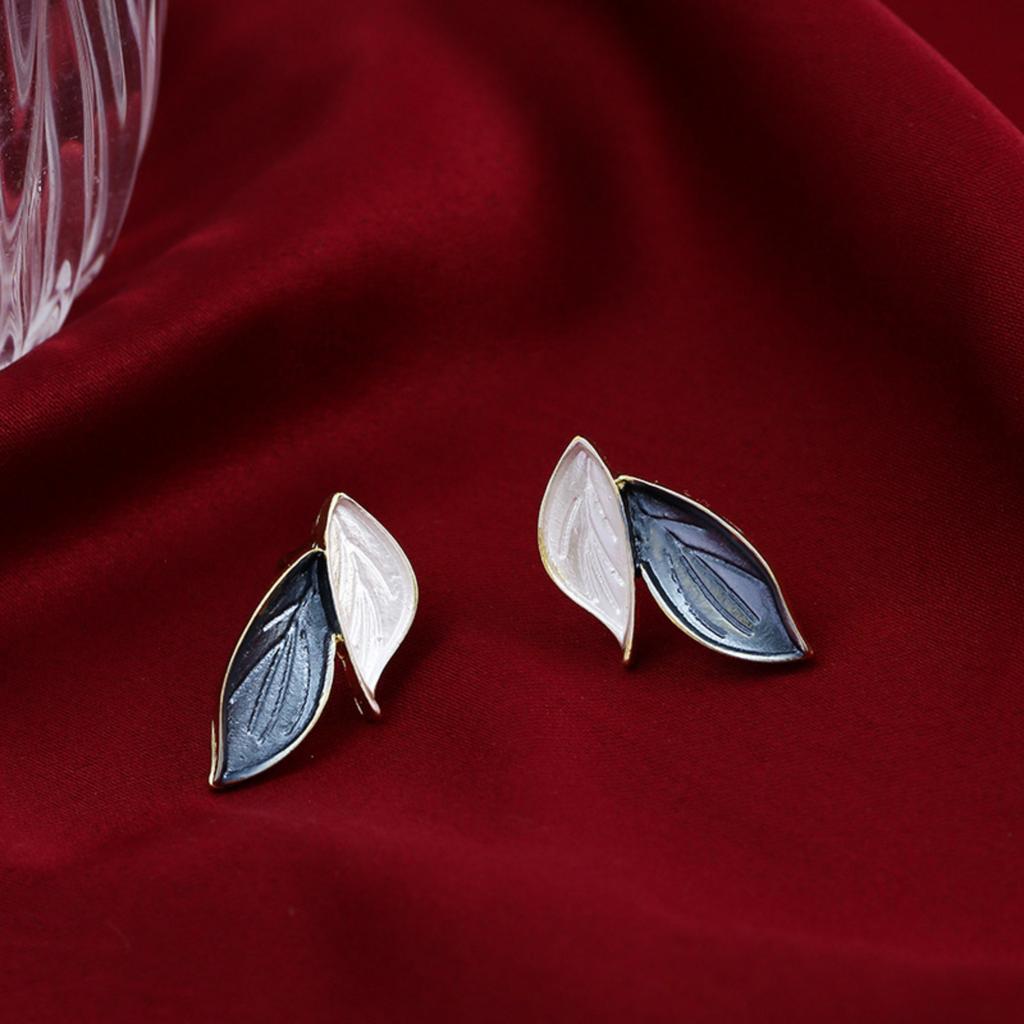 Minimalist Silver Needle Leaf Earrings for Women Simple Fashion Design Stud Earrings Nature Inspired Jewelry with Unique Artistic Details