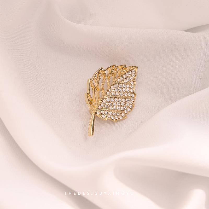 Broche Elegante de Pérola Dourada e Espiga de Trigo: Acessório Versátil e de Alta Qualidade para Mulheres