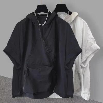 Herren-T-Shirt im koreanischen Sommerstil mit Kapuze und Reißverschluss und großen Taschen