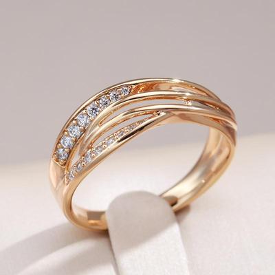 Anelli con zirconi con texture color oro cavo per regali di gioielli dal design alla moda da donna
