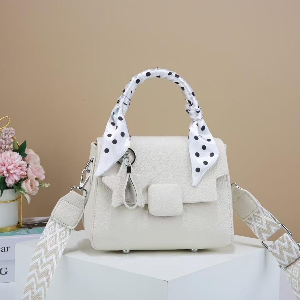 Bag Women's 2026 New Korean Fashion Messenger Bag Large Capacity Temperament Shoulder Small Square Bag Commuter Women's Bag Bgas