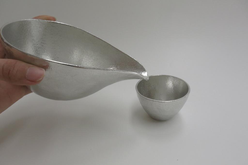 Nousaku Katakuchi (Large) and Sake Cup Set, in a special presentation box, made of 100% pure tin. A perfect gift.