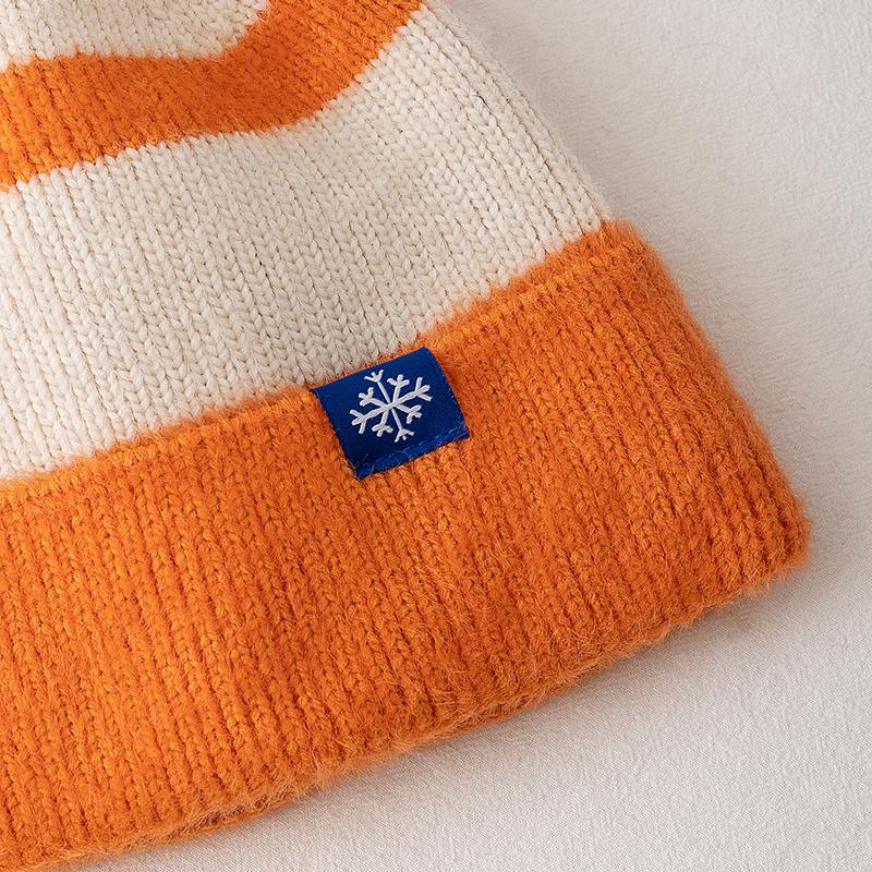 New Style Snow Label Beanie Hat Color Blocked Style Plush Fur Lined Pompoms Warm Winter Hat Fashion Y2k Beanie For Woman Girl